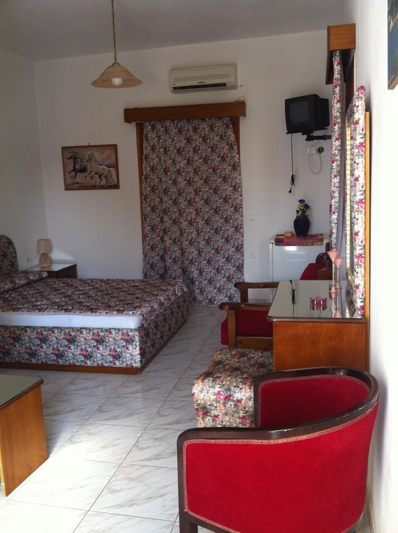 Hotel Porto Milos Adamantas  Habitación foto